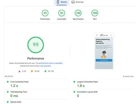 Screenshot der Google PageSpeed Insights für die mobile Version der Website von Happy Heroes mit einer Performance-Bewertung von 99. Zeigt eine schnelle Ladezeit und optimierte Benutzererfahrung auf Mobilgeräten.